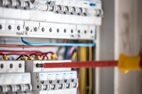 Guia Prático para Montagem Eficiente de Painéis Elétricos: Dicas e Componentes Fundamentais