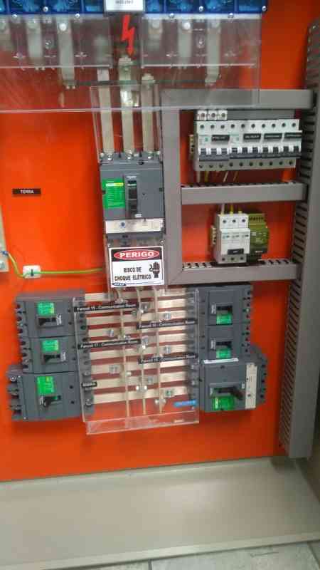 Montagem de quadro elétrico com barramento